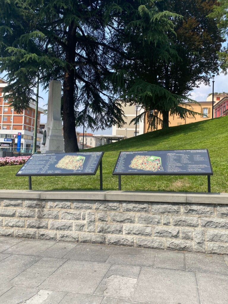 Two side-by-side Tactile Panels represent in relief and in color fields the historic center of Brescia with the Castle, in its relationship with the main squares and with civil and religious buildings, indicated with letters and numbers, relief textures and different colors.