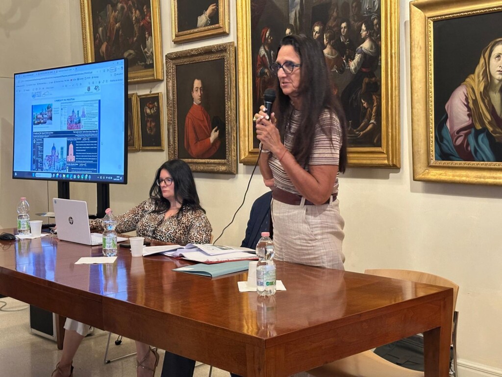 La professoressa Ivana Passamani presenta all'Assemblea del Comitato Amici del Cidneo presso il Museo Lechi a Montichiari il 14 luglio 2025 l'ultimo pannello del percorso "Sguardi tattili dal Cidneo"