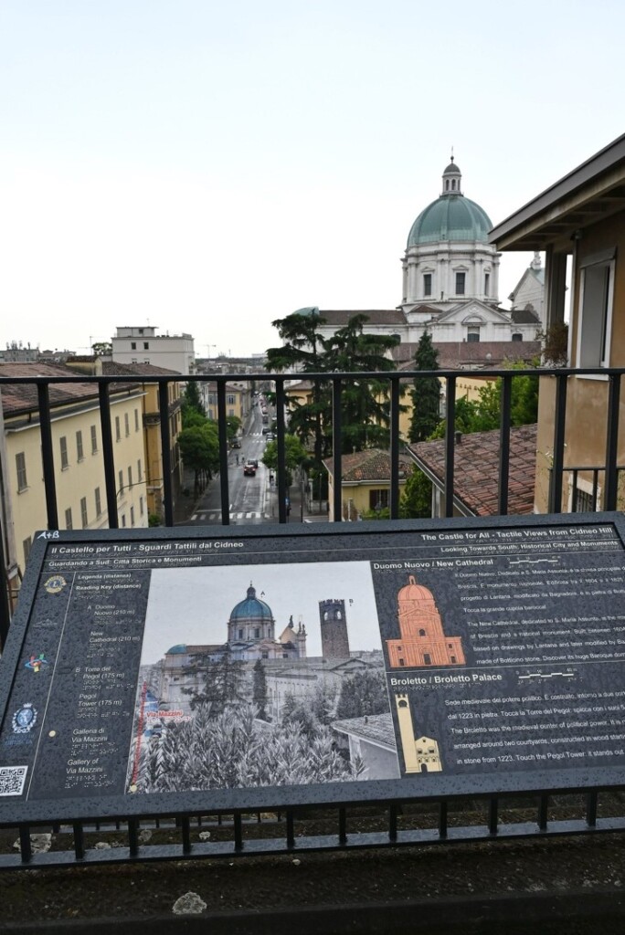 Brescia, percorso "Il Castello per tutti. Sguardi tattili dal Cidneo", vista del pannello visuo tattile collocato sopra la Galleria di via Mazzini e del Duomo di Brescia.