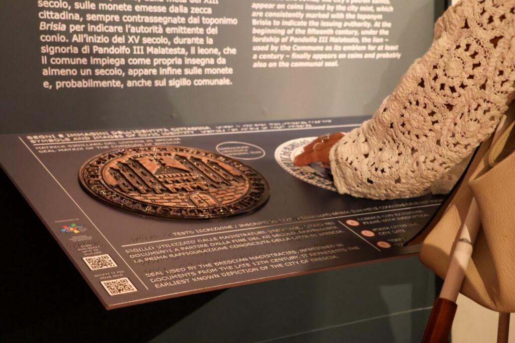 Pannello visuo-tattile della matrice sigillare del Comune di Brescia