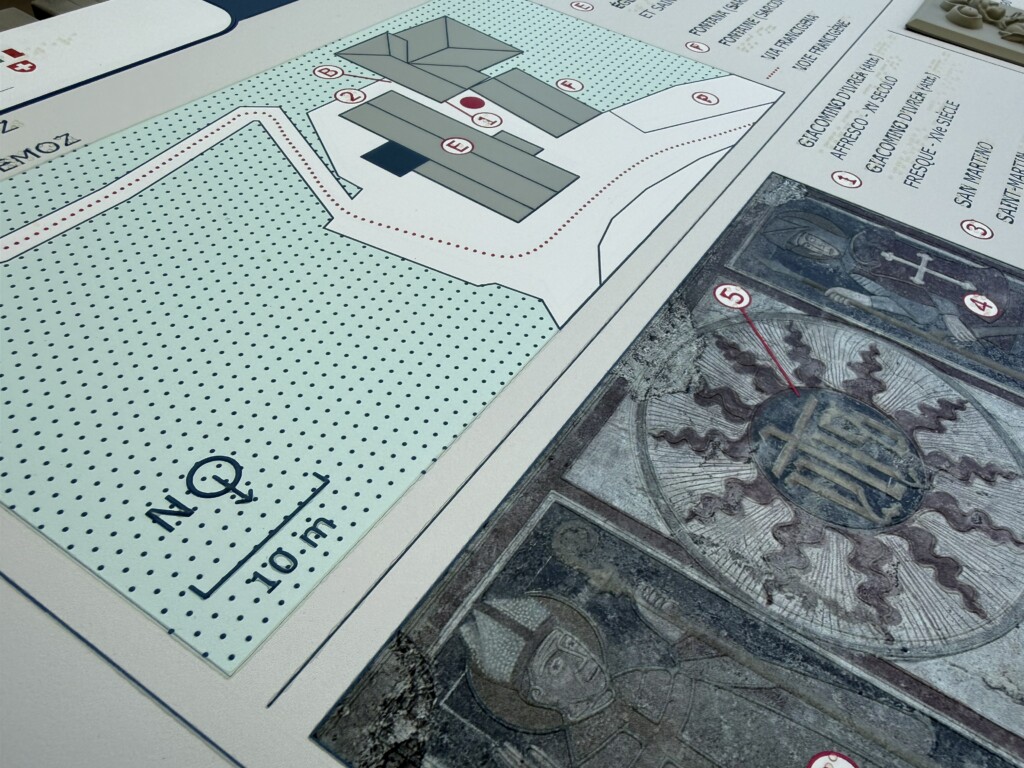 Dettaglio del pannello visuo-tattile installato presso la chiesa di Diémoz - Verrayes