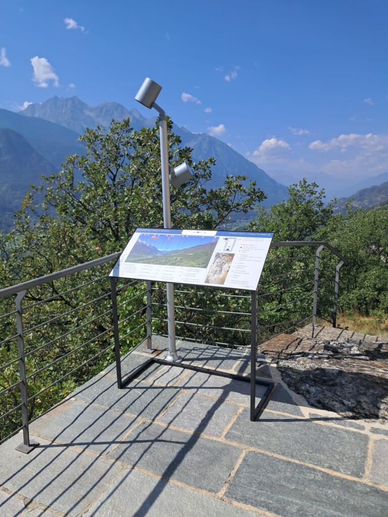 Il pannello visuo-tattile installato presso la chiesa di Marseiller - Verrayes