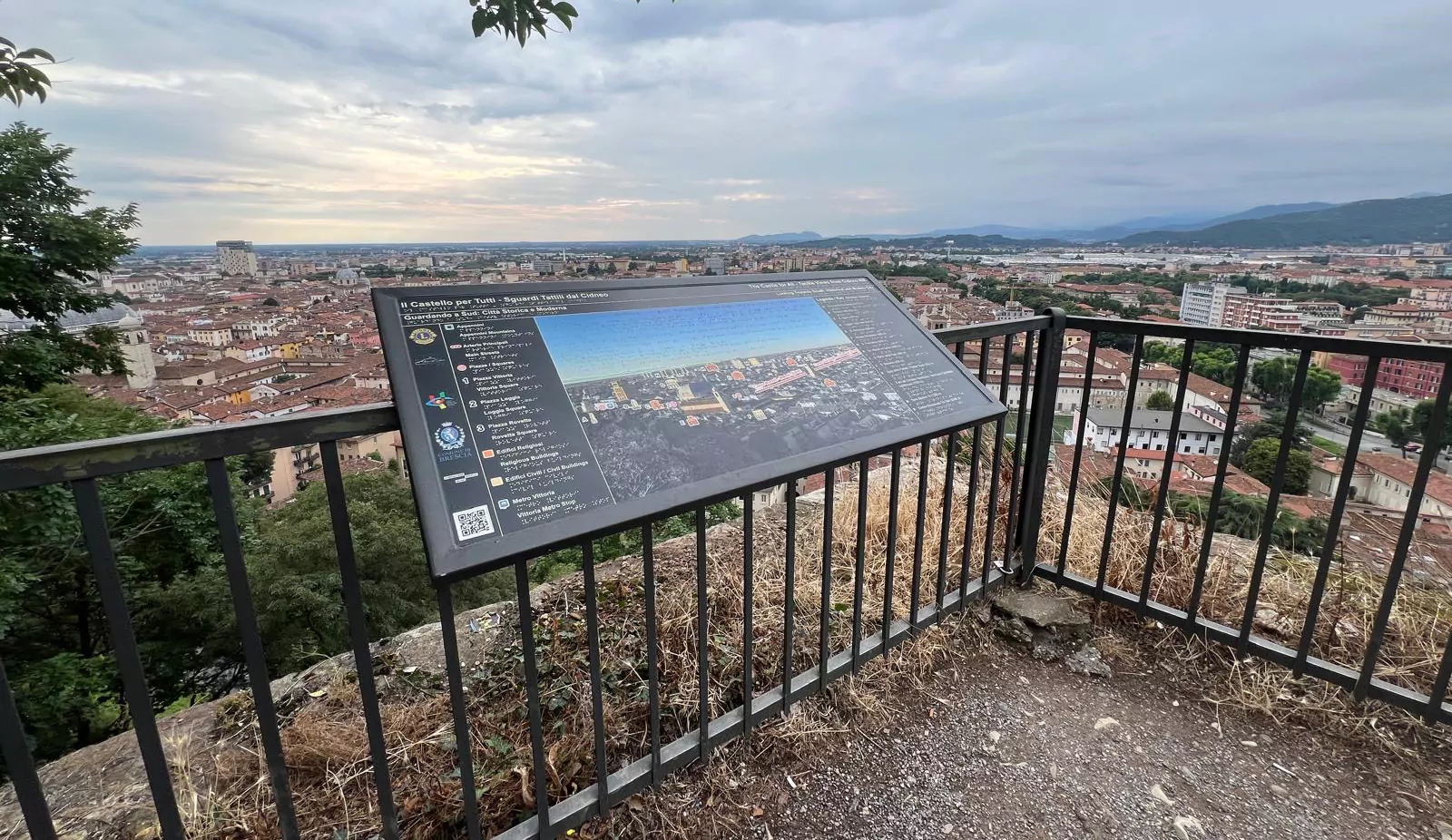 Il pannello tattile del paesaggio installato presso il Castello di Brescia.