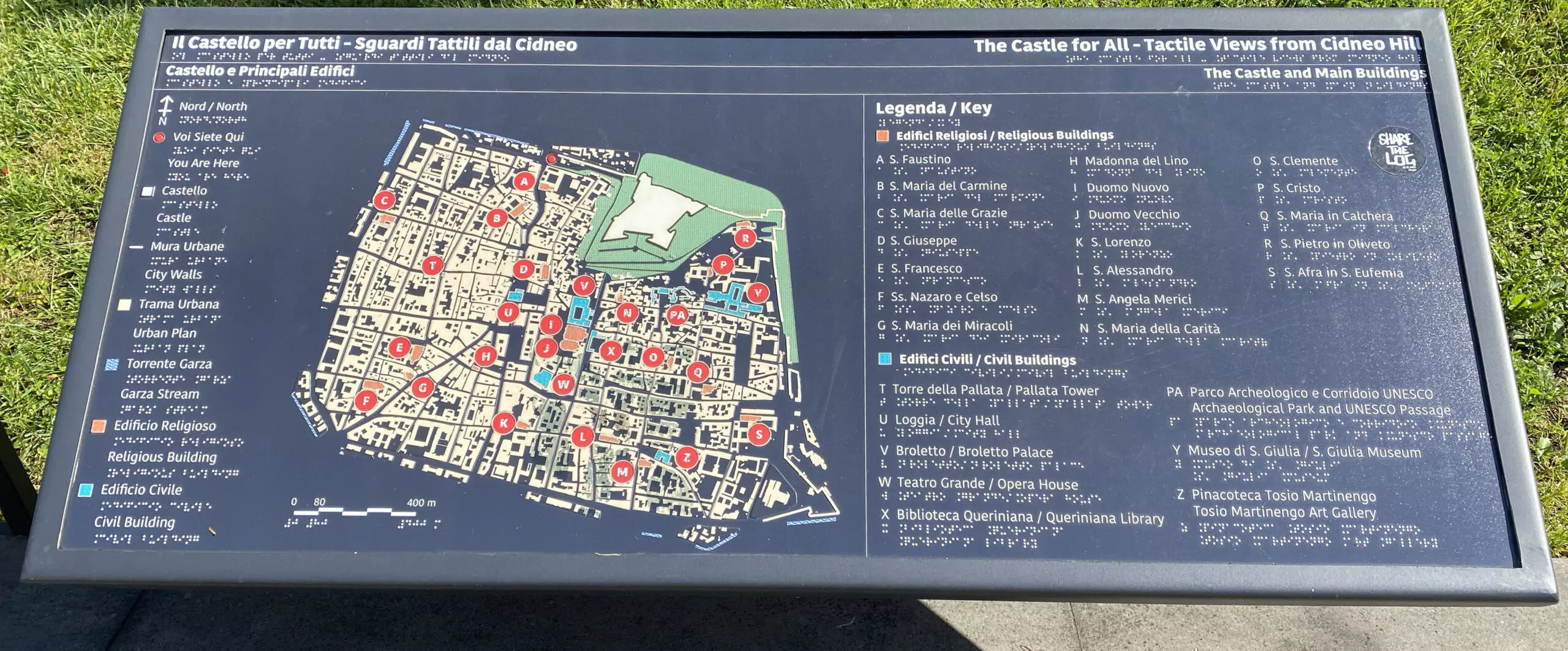 Il pannello tattile descrittivo dei principali edifici religiosi e civili del centro storico della città di Brescia.