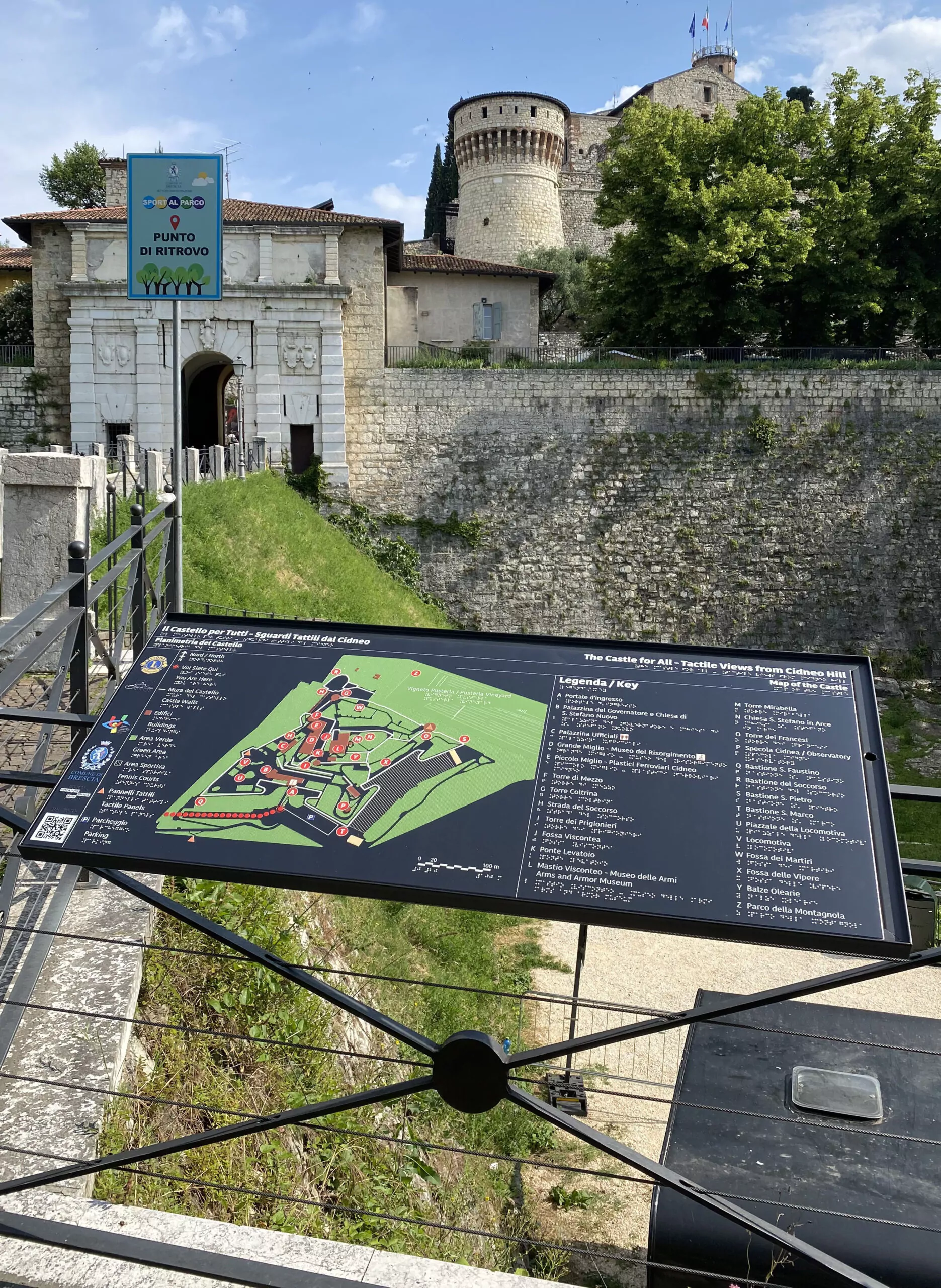 Il pannello tattile con la planimetria del Castello di Brescia con l'individuazione dei principali edifici.
